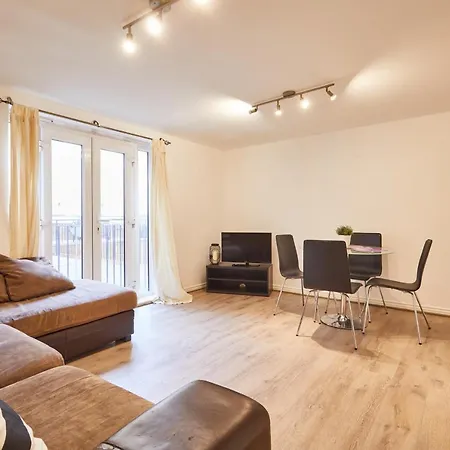 Spacious Close To City Centre And Amenities Апартаменты