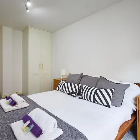 Spacious Close To City Centre And Amenities Апартаменты
