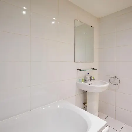 Spacious Close To City Centre And Amenities Апартаменты *