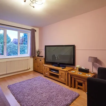 Holiday home Cosy 2 Bed House Near City Centre With Private Garden