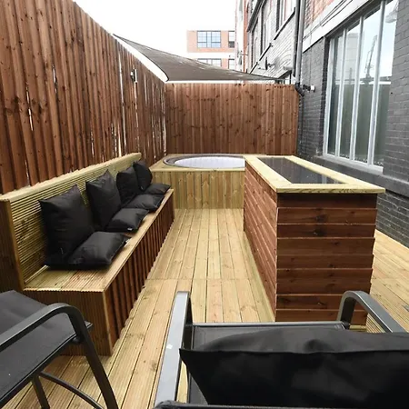 Slps 14 Hot Tub, Bar & Outdoor Terrace Manchester