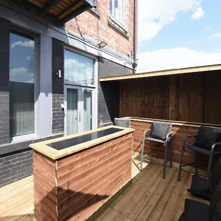 Slps 14 Hot Tub, Bar & Outdoor Terrace Apartment Manchester