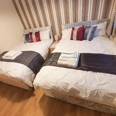 Апартаменты Brigstock Holidays House