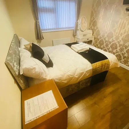 Brigstock Holidays House Апартаменты