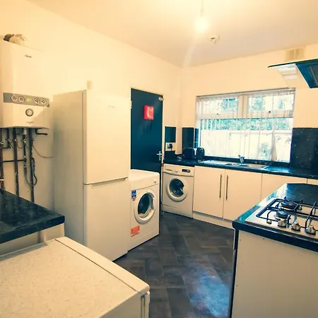 Lovely Room In House Μάντσεστερ