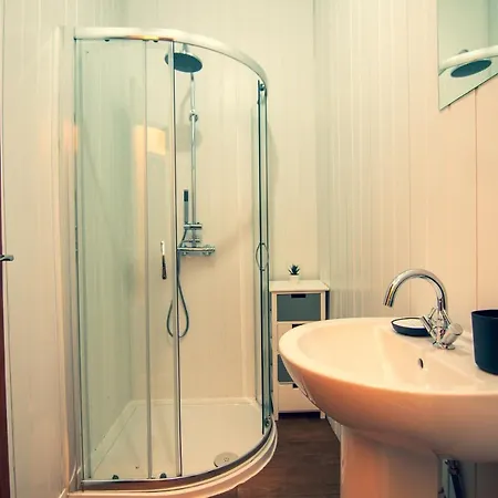 Lovely Room In House Δωμάτια σε οικογενειακή κατοικία