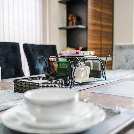 펜션 Luxurious Suburban 6 Bedroom 3 Bathroom Home