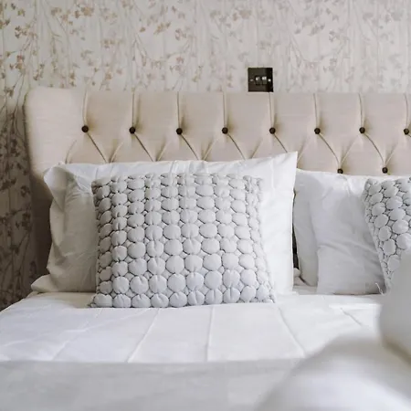 Luxurious Suburban 6 Bedroom 3 Bathroom Home * 맨체스터