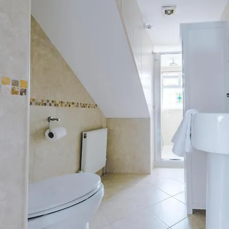 Luxurious Suburban 6 Bedroom 3 Bathroom Home 맨체스터