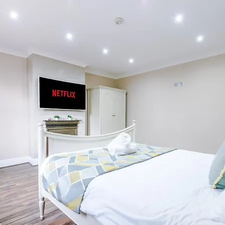 Luxurious Suburban 6 Bedroom 3 Bathroom Home 別荘