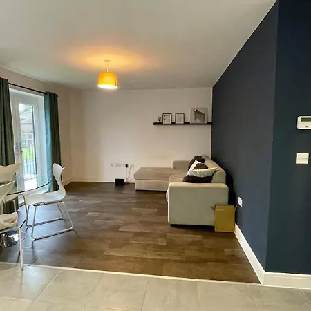 Residential Non Party Modern 2 King Bedroom Flat With Free Parking Apartment