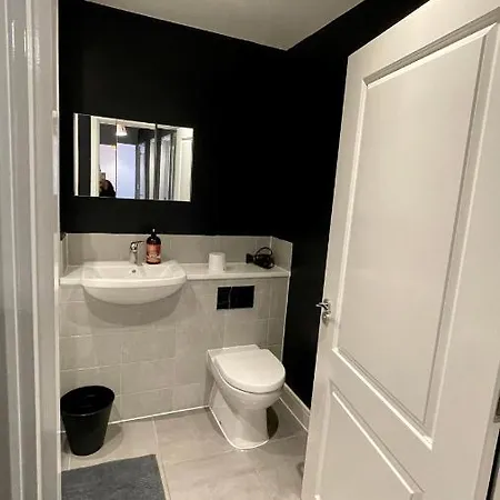Residential Non Party Modern 2 King Bedroom Flat With Free Parking