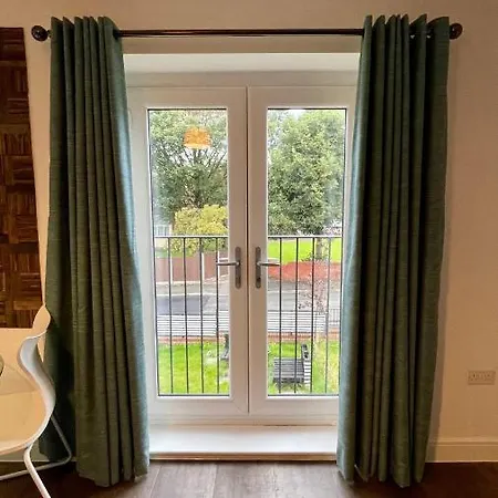 Residential Non Party Modern 2 King Bedroom Flat With Free Parking Apartment *