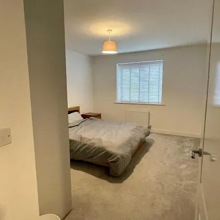 Residential Non Party Modern 2 King Bedroom Flat With Free Parking Apartment *