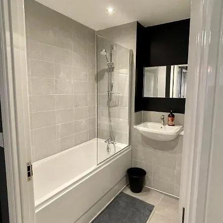 Residential Non Party Modern 2 King Bedroom Flat With Free Parking Apartment *