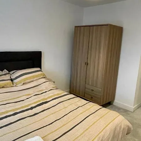 Residential Non Party Modern 2 King Bedroom Flat With Free Parking Apartment Manchester