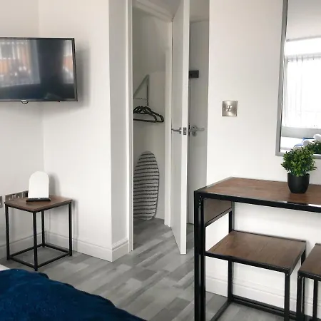 Apartment 10min To - Free Parking - Private - Contractor Friendly Manchester