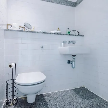 A-k - Top Floor 2 Bedroom *