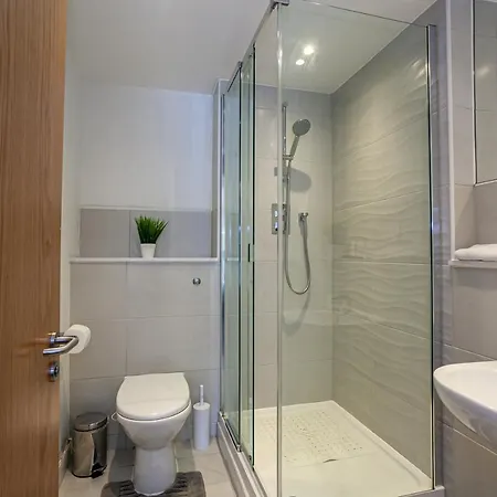 Modern Two Bedroom Two Bathroom With Parking *