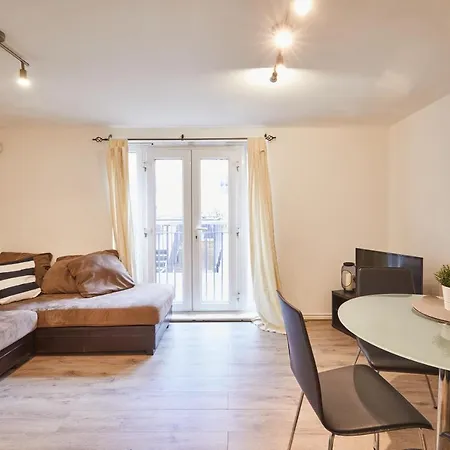 Spacious Close To City Centre And Amenities