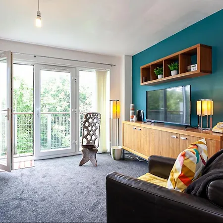 Lakeside View- Trendy Townhouse