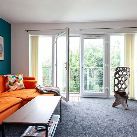 Lakeside View- Trendy Townhouse Manchester