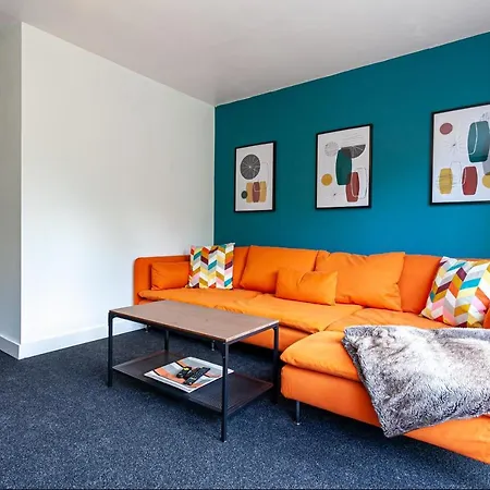 Lakeside View- Trendy Townhouse