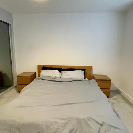 Residential Non Party Modern 2 King Bedroom Flat With Free Parking Apartment Manchester