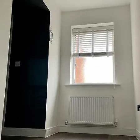 Residential Non Party Modern 2 King Bedroom Flat With Free Parking *
