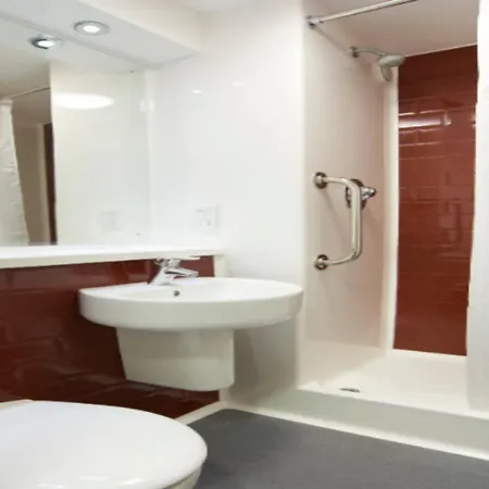 Travelodge Central Arena 3*