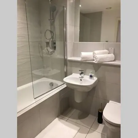 Apartment Stylish 2 Bed Apt In Centre *