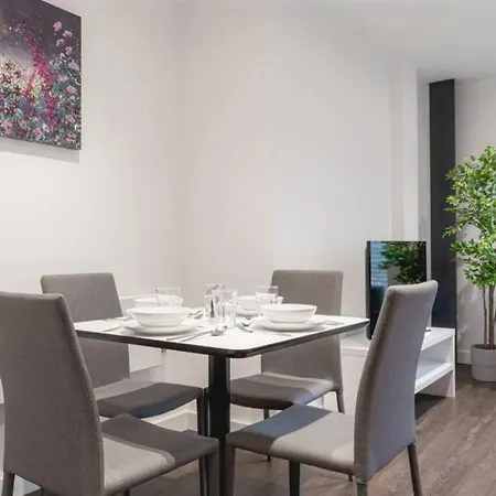 Spacious Modern Apartment With City View * Manchester