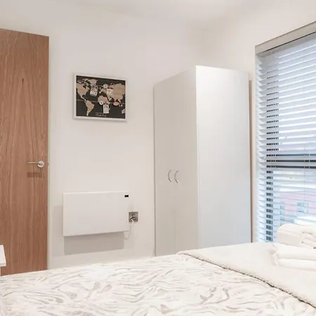 Spacious Modern Apartment With City View Apartment *