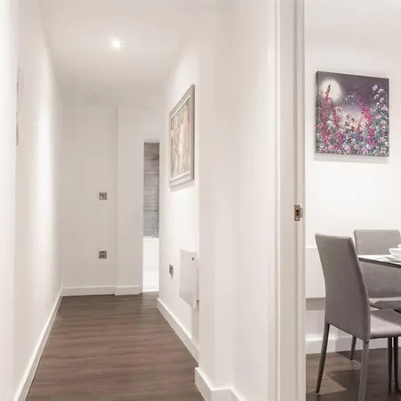Spacious Modern Apartment With City View Apartment *
