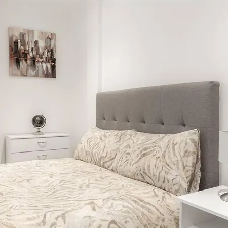 Spacious Modern Apartment With City View *