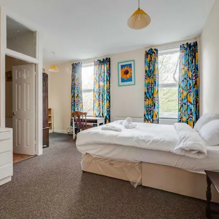 Pass The Keys 3 Bed Home Ideally Situated In Old Trafford *