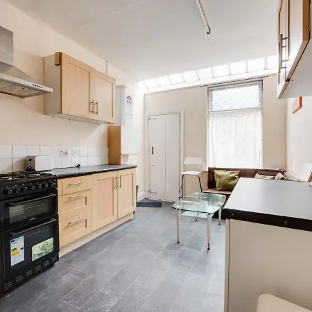 Pass The Keys 3 Bed Home Ideally Situated In Old Trafford Manutd Manchester