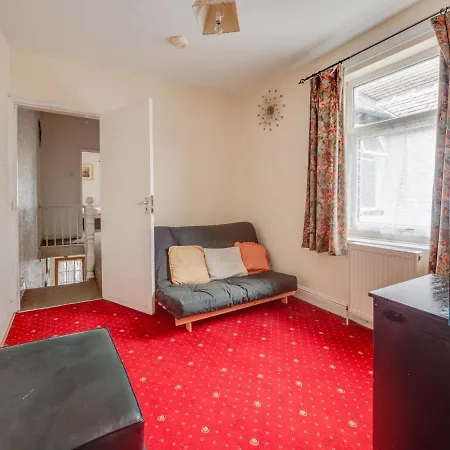 Pass The Keys 3 Bed Home Near Manchester Airport