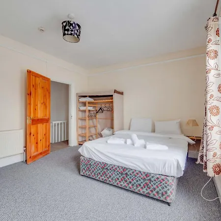 Pass The Keys 3 Bed Home Near Manchester Airport Holiday home