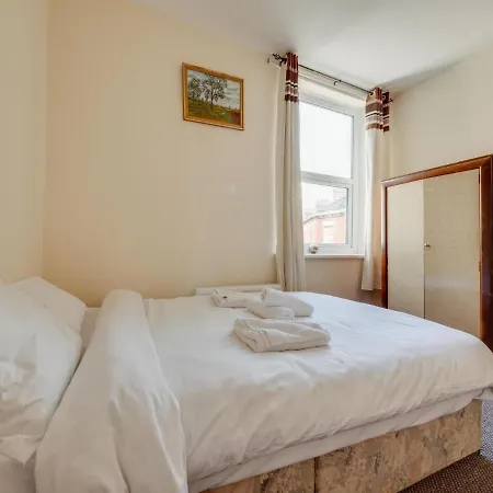 Pass The Keys 3 Bed Home Ideally Situated In Old Trafford