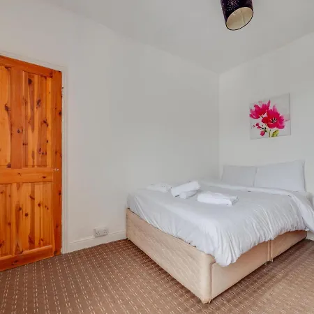 Дом отдыха Pass The Keys 3 Bed Home Near Manchester Airport Манчестер