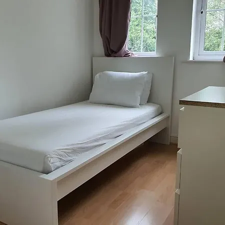Apartment Spacious Two Bedrooms Apartment, Manchester Free Parking