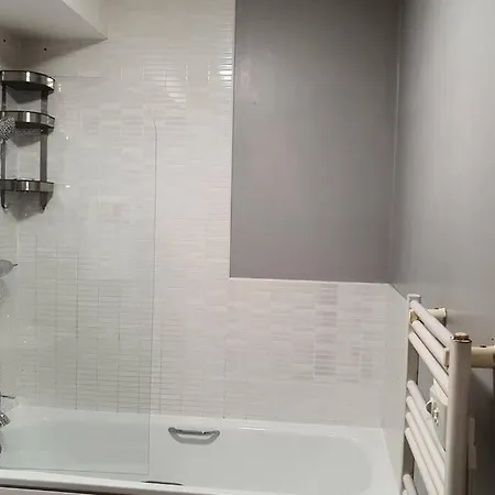 Spacious Two Bedrooms Apartment, Manchester Free Parking Apartment *