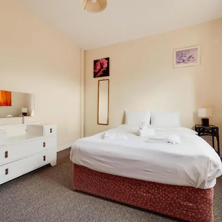Pass The Keys 3 Bed Home Ideally Situated In Old Trafford Manchester