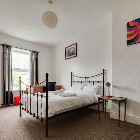 Pass The Keys 3 Bed Home Ideally Situated In Old Trafford Manutd