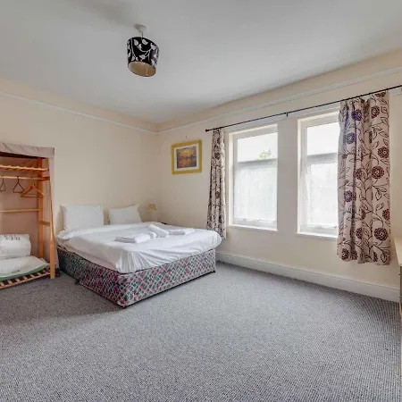 Дом отдыха Pass The Keys 3 Bed Home Near Manchester Airport