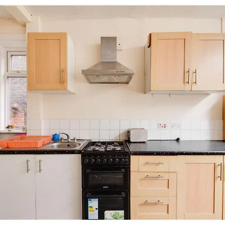 Pass The Keys 3 Bed Home Ideally Situated In Old Trafford Manutd
