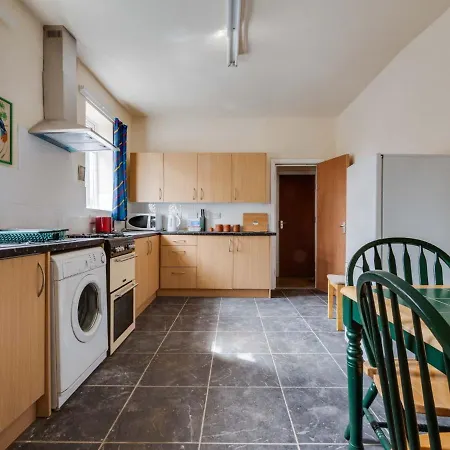 Pass The Keys 3 Bed Home Ideally Situated In Old Trafford *