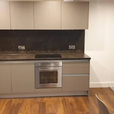 Апартаменты Lovely 2 Bedroom Apartment Near City Centre