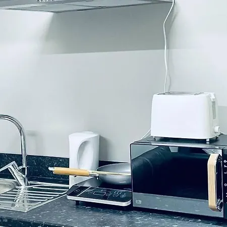 Studio Flat With Private Bathroom And Kitchen *